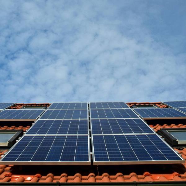 Ett rött tegeltak med solpaneler installerade i Karlskoga.